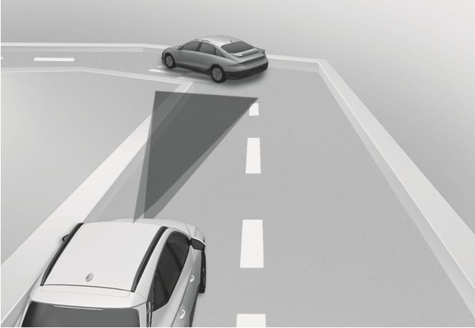2025 Hyundai Tucson Smart Cruise Control limitation image. A white vehicle's sensor beam projects straight ahead, missing a preceding grey vehicle that is turning on a curve. This illustrates the limitation where the system may not detect a vehicle on a curved road.