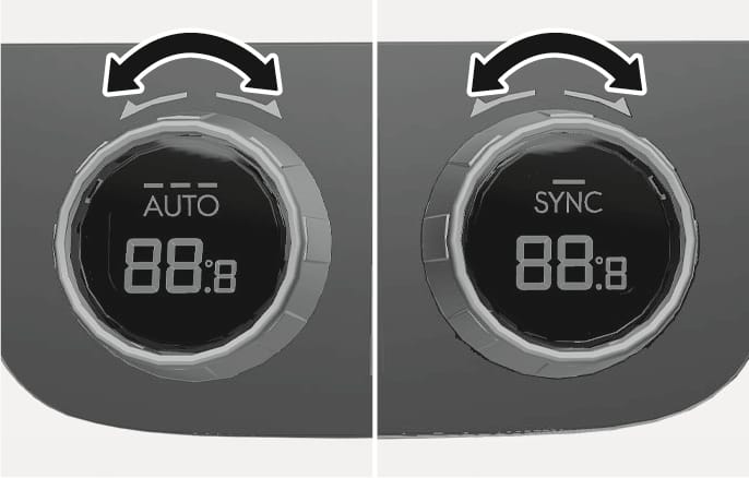 2025 현대 투싼 공조 장치 온도 조절 노브 이미지입니다. AUTO와 SYNC 문구 및 온도 수치가 표시된 원형 노브 상단에 좌우 회전을 지시하는 굵은 검은색 굽은 화살표가 있습니다. 노브를 좌우로 돌려 원하는 온도를 설정하는 기능을 설명합니다.