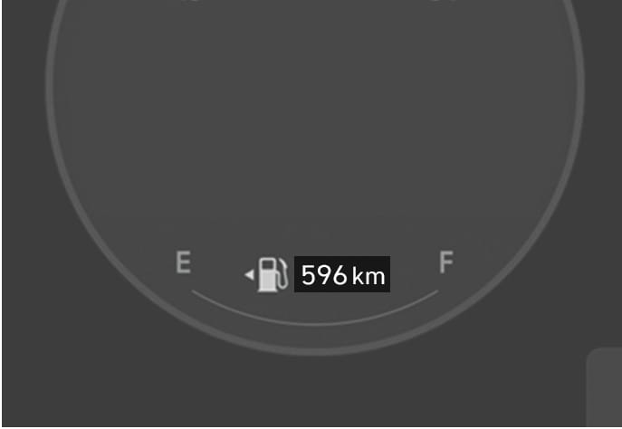 2025 현대 투싼 주행 가능 거리 B타입 이미지입니다. 클러스터 화면 하단에 주유기 아이콘과 '596 km' 텍스트가 표시되어 있습니다. 연료계의 'E'와 'F' 눈금 사이에 위치하며, 현재 연료량으로 주행 가능한 예상 거리를 알려주는 기능을 설명합니다.
