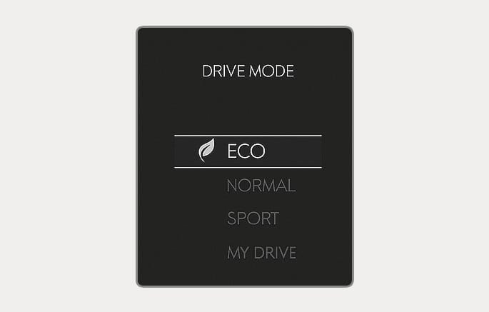 2025 현대 투싼 드라이브 모드 정보 화면 이미지입니다. 화면에 'DRIVE MODE' 문구와 함께 'ECO', 'NORMAL', 'SPORT', 'MY DRIVE' 목록이 나열되어 있습니다. 나뭇잎 아이콘이 있는 'ECO' 모드가 강조된 상태입니다. 선택한 주행 모드를 화면으로 확인하는 기능을 설명합니다.