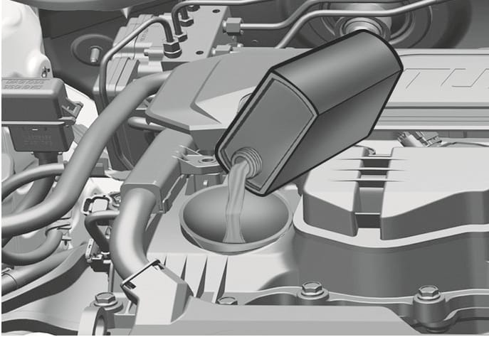 2025 현대 투싼 가솔린 엔진 오일 보충 이미지입니다. 엔진 룸 상단의 오일 주입구 캡을 열고, 오일 용기를 기울여 주입구 안으로 엔진 오일을 붓고 있는 모습을 나타냅니다. 엔진 오일양이 부족할 때 주입구를 통해 오일을 보충하는 과정을 설명합니다.