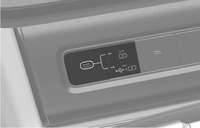 2025 현대 투싼 앞좌석 USB 충전 단자 조작부 이미지입니다. USB-C 포트 옆에 위치한 버튼에는 배터리 아이콘과 USB 연결 아이콘이 위아래로 구분되어 표시되어 있습니다. 버튼을 눌러 충전 전용 모드와 데이터 연결 겸용 모드 중 원하는 기능을 선택하여 사용하는 방법을 설명합니다.